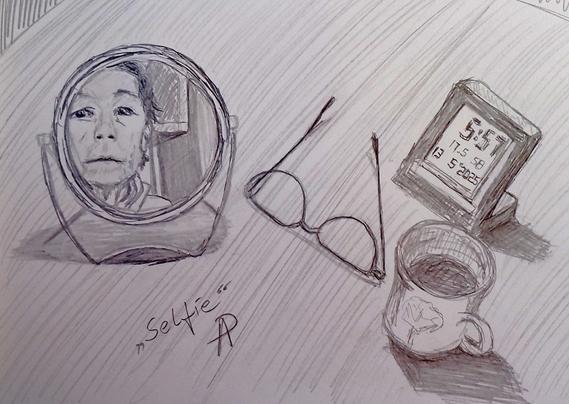 Ein Tisch mit Kaffeetasse, Wecker, Brille und einem Kosmetikspiegel, in dem sich das Gesicht der Zeichnerin spiegelt. Der Wecker zeigt 5:57 bei 17.5° 58 sowie das Datum 13.5.2025