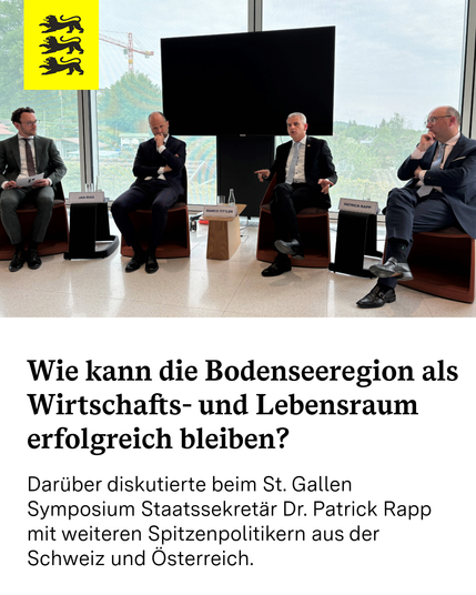 Auf dem Bild sind vier Männer zu sehen. Sie sitzen auf Stühlen und diskutieren.