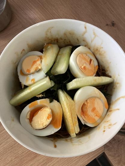 weiße schüssel mit soba, ei, algen, gurken, sauce, sloppy angerichtet