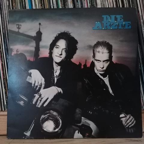 Das Cover des selbstbetitelten Albums des Band "Die Ärzte. Die beiden Musiker posieren mit einem Motorrad.
