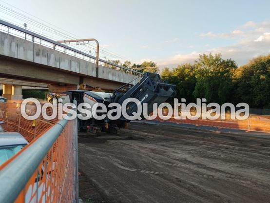 🚋 I lavori della #TramviaTogliatti entrano nella fase esecutiva. Dopo mesi di operazioni preliminari, le ruspe sono ora al lavoro tra via Prenestina e via Casilina.

Il progetto, finanziato con fondi del #PNRR, collegherà Ponte Mammolo (linea B) a Subaugusta (linea A) attraverso viale Palmiro Togliatti, attraversando quartieri strategici per la mobilità cittadina. Oltre ai binari, sono previste opere di riqualificazione urbana e nuove corsie preferenziali.

Una trasformazione che avrà impatti rilevanti sulla #mobilitàurbana romana nei prossimi anni.

🔗 Dettagli