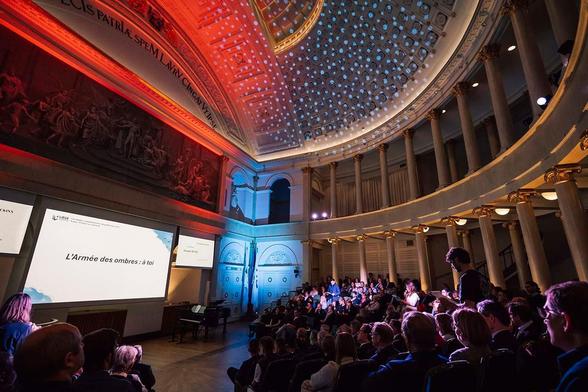 La salle académique de l'ULiège remplit pour la cérémonie d'hommage.