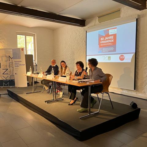 Launch der Webseite im Rahmen der Konferenz 80 Jahre Kriegsende: Jüdische Perspektiven auf Neuanfänge in Deutschland und Europa in der Nachkriegszeit. Das Foto zeigt von links nach rechts: Michael Brenner, Lisa Sophie Gebhard, Sonja Mühlberger und Miriam Rürup.