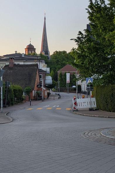 Die Rellinger Kirche im Morgenrot. Sehr schön.