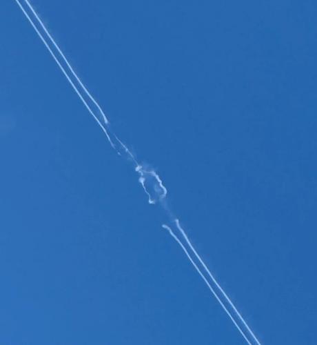 unterbrochene Kondesstreifen am Himmel