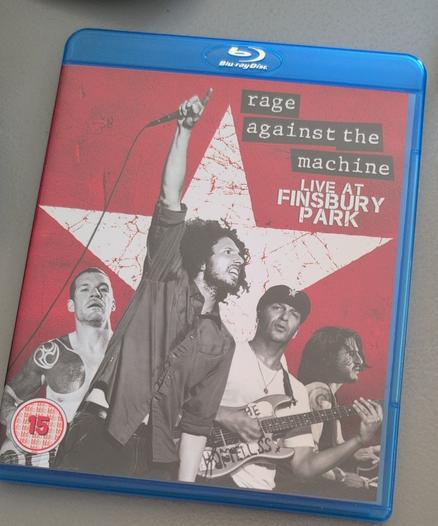 Blu ray Cover
Rage against the machine
Live at finsbury park

Auf dem cover die Band vor rotem Hintergrund mit weissem Stern