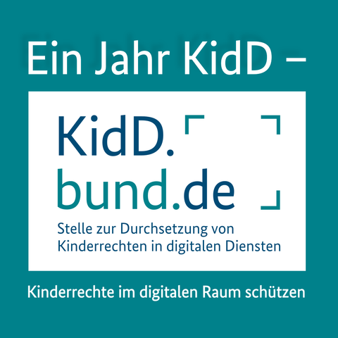 Die Überschrift lautet: "Ein Jahr KidD - Kinderrechte im digitalen Raum schützen". Zwischen der zweizeiligen Überschrift ist das Logo der "Stelle zur Durchsetzung von Kinderrechten in digitalen Diensten" (KidD) abgebildet.