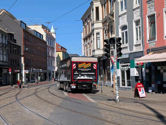 LKW steht im Kreuzungsbereich auf dem Radweg und der Fahrbahn