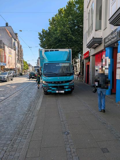 LKW steht entgegen der Fahrtrichtung auf dem Gehweg