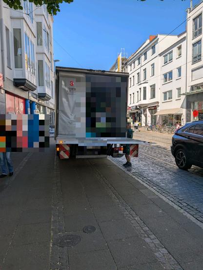 Der gleiche LKW von hinten. Man sieht, dass er beginnt auszuladen.