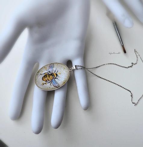 Halsschmuck in ovalem Echtsilber Anhänger  mit  handgemaltem  bienenmotiv