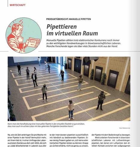 Screenshot eines Auschnitts des im Post verlinkten Artikels mit Foto von Teilnehmenden eines Kurses, die in einer geräumigen Halle stehen und mit 3D-Brillen virtuell das Pipettieren lernen. Darüber Überschrift "Pipettieren im virtuellen Raum" des Artikels, gefolgt von dessen Vorspann. Unter dem Foto dann die ersten Zeilen des Artikeltexts.