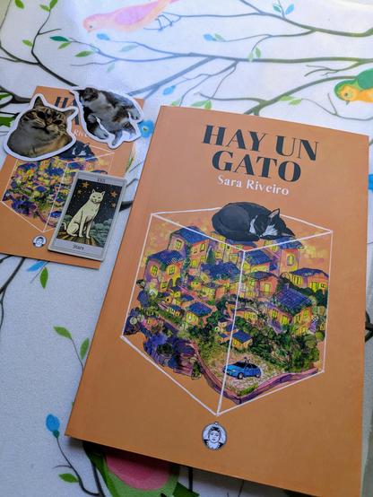 Fotografía del libro de Sara Riveiro titulado "Hay un gato" publicado por la editorial Amor de madre con unas chulísimas pegatinas de gatos de regalo.