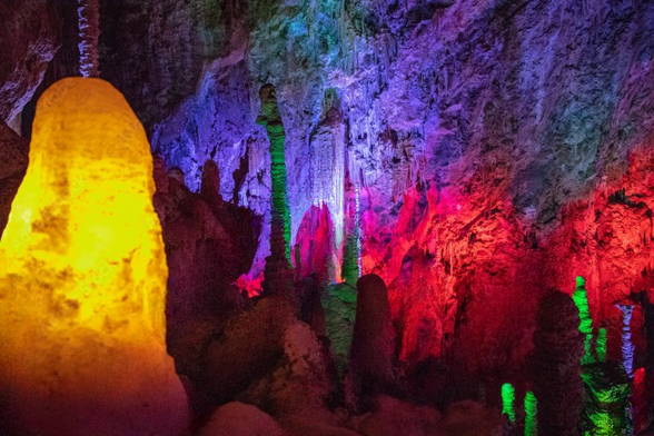 Cristales dentro de la cueva con atracciones de luces