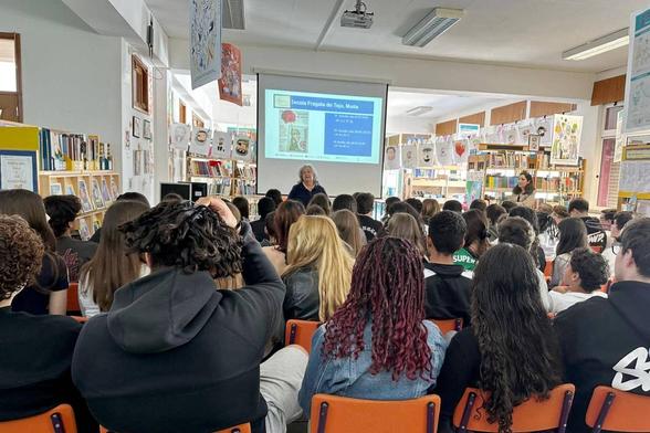 Fotografia da Olga Iglésias a falar a um grupo de alunos na biblioteca da escola