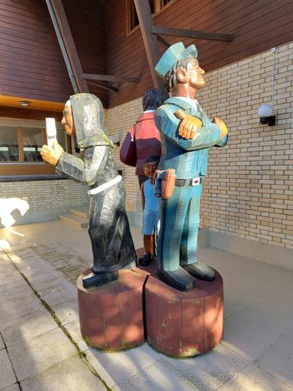 Statue zur Gedenkstätte Kinderheim Mümliswil: Ein Polizist, eine Nonne und ein Lehrer schotten ein verängstigtes Kind ab.