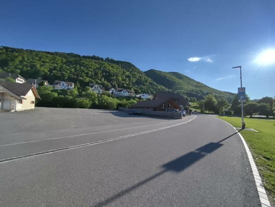 Grosser, leerer Parkplatz, knapp angeschrieben.