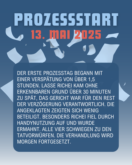 Bild mit dem Text: Der erste Prozesstag begann mit einer Verspätung von über 1,5 Stunden. Lasse Richei kam ohne erkennbaren Grund über 30 Minuten zu spät; für die restliche Verzögerung war das Gericht verantwortlich. Die Angeklagten zeigten sich wenig beteiligt. Besonders Richei fiel durch Handynutzung auf und wurde ermahnt. Alle vier schwiegen zu den Tatvorwürfen. Die Verhandlung wird morgen fortgesetzt.