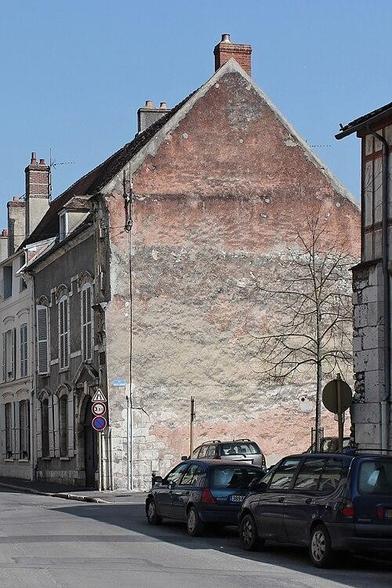 Maison à #Provins (#SeineEtMarne) Construction XVIe siècle. Façade de la maison, y compris les restes de l'ancien Hôtel de Ville : inscription par arrêté du 17 avril 1931.
Suite 👉 https://monumentum.fr/monument-historique/pa00087218/provins-maison
#Patrimoine #MonumentHistorique
Photo CC-BY-SA 4.0 : Provins_-_rue_aux_Aulx.jpg: Coyauderivative work: