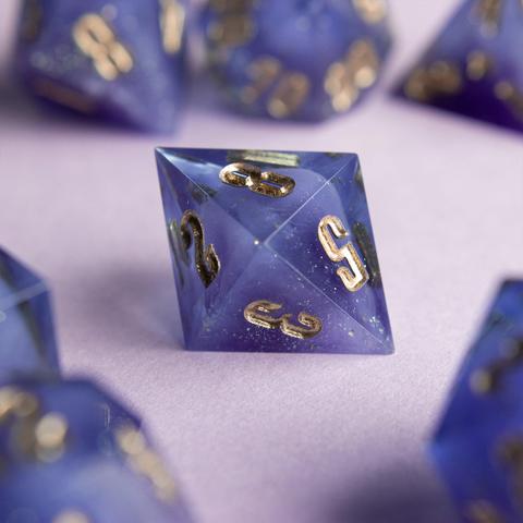 Zu sehen ist ein D8 in transparentem Violet. In inneren sieht man wallende Wolkenschwaden die von Glitzer umtanzt werden.

Die Nummern wurden mit Gold geinked.
