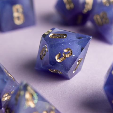 Zu sehen ist ein D10 in transparentem Violet. In inneren sieht man wallende Wolkenschwaden die von Glitzer umtanzt werden.

Die Nummern wurden mit Gold geinked.
