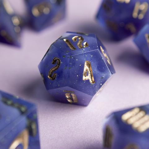 Zu sehen ist ein D12 in transparentem Violet. In inneren sieht man wallende Wolkenschwaden die von Glitzer umtanzt werden.

Die Nummern wurden mit Gold geinked.