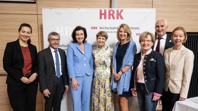 Prof. Susanne Menzel-Riedl, Prof. Walter Rosenthal, Bundesforschungsministerin Dorothee Bär, Prof. Angela Ittel, Prof. Anja Steinbeck, Prof. Ulrike Tippe, Prof. Ulrich Bartosch, Prof. Dorit Schumann.