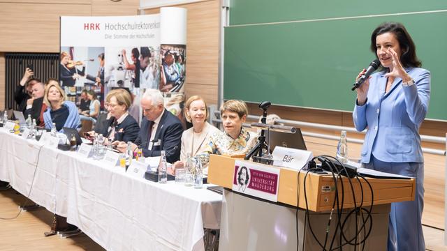 Bundesforschungsministerin hält eine Rede bei der Jahresversammlung der Hochschulrektorenkonferenz.
