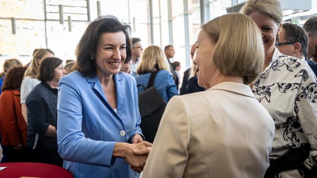 Bundesforschungsministerin Dorothee Bär im Gespräch bei der Jahresversammlung der Hochschulrektorenkonferenz.