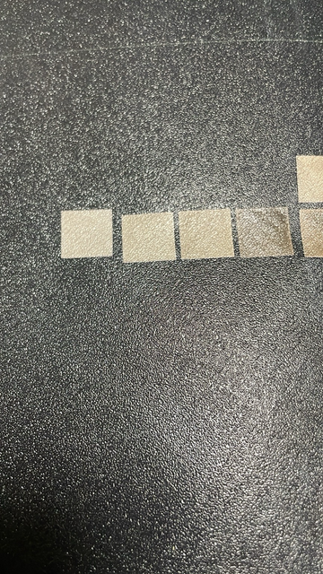 Beige Quadrate auf schwarzem PLA (0,2mm dick), von links: 5%, 10%, 15%, 30% - letzteres eher nur noch angeschmolzen und weniger Entfärbungseffekt.