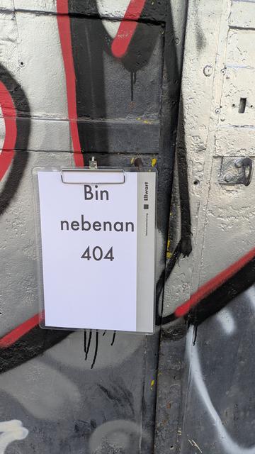Schild in Berlin mit einem Verweis auf 404.