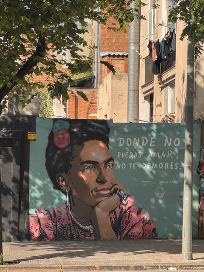 A mural in Barcelona featuring Frida Kahlo: “Donde no puedas amar, no te demores.” “Where you can’t love, don’t stay too long.”