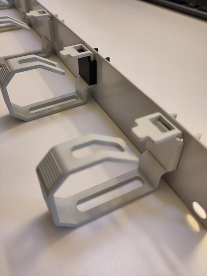 Das Rangierpanel mit dem Clip für die Haken zum Halten von Kabeln in 19" Racks.