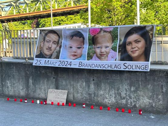 Mahnwache am Landgericht Wuppertal. Dort verhandelt die Schwurgerichtskammer zum Mord an Kancho und Katya Zhilova und ihrer Kinder Galia und Emily, zum versuchten Mord an 21 weiteren Menschen.