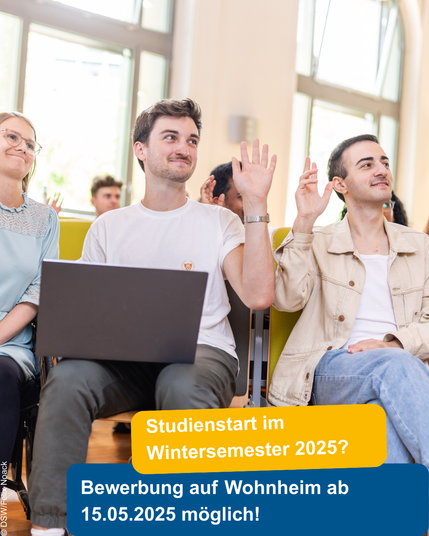 Foto von Studierenden im Hörsaal, die jeweils eine Hand heben. Text: Studienstart im Wintersemester? Bewerbung auf Wohnheimplätze ab 15.05.2025 möglich.