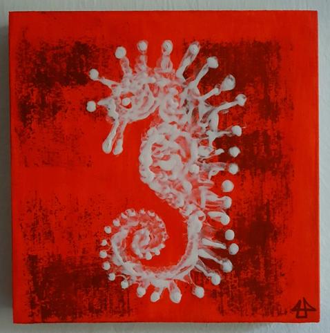 Linoldruck in weiss auf leuchtorange. Der Hintergrund hat rechteckige zufällig verteilte Schatten, darauf ein stilisiertes aufrechtes Seepferdchen.