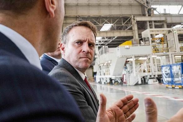 Le+ministre+de+l'Industrie+et+de+l'Énergie,+Marc+Ferracci,+lors+d’une+visite+de+l’usine+Airbus+à+Blagnac+(Haute-Garonne)+le+4+avril+2025.+©+Photo+Patricia+Huchot-Boissier+/+Abaca