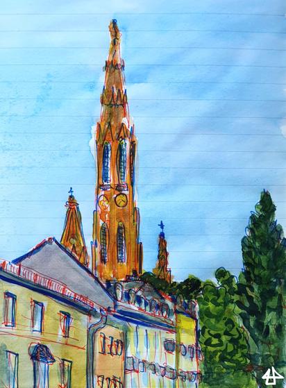 Aquarellierte Finelinerzeichnung auf liniertem Papier. Erhöht eine Backsteinkirche, davor links eine Häuserzeile mit Dachfenstern und zwei bis drei Stockwerke eines gelben, orangenem und mit Balkonen verziertem Haus, links Bäume mit viel grün.