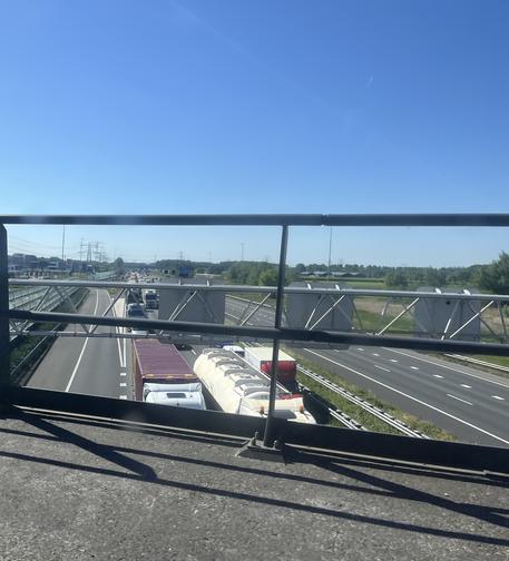 File op de a15 gezien vanuit de trein.