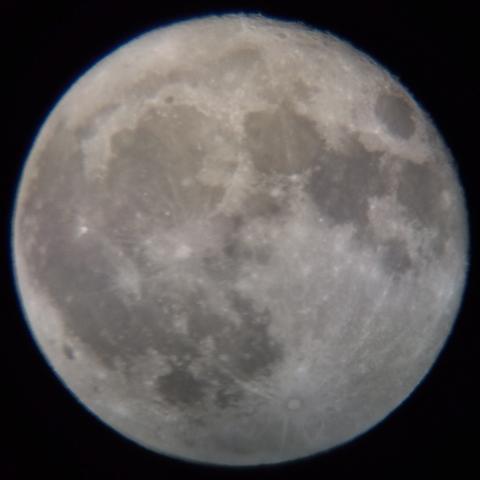 2025年5月13日23時26分48秒に撮影した月、月齢15.8、ホワイトバランスはオート