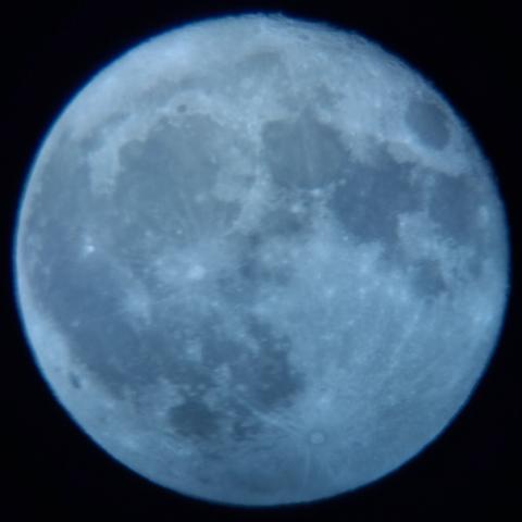2025年5月13日23時26分53秒に撮影した月、月齢15.8、ホワイトバランスは青め