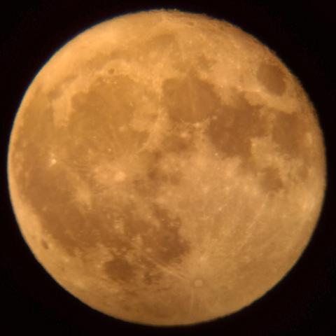 2025年5月13日23時27分6秒に撮影した月、月齢15.8、ホワイトバランスは赤め