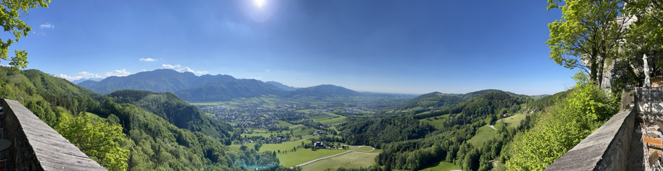 Bergpanorama mit Blick ins grüne kremstal, blauem Himmel und Berge ganz hinten