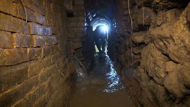 Els operaris treballant a les galeries de l'antiga mina d'aigua (3Cat)