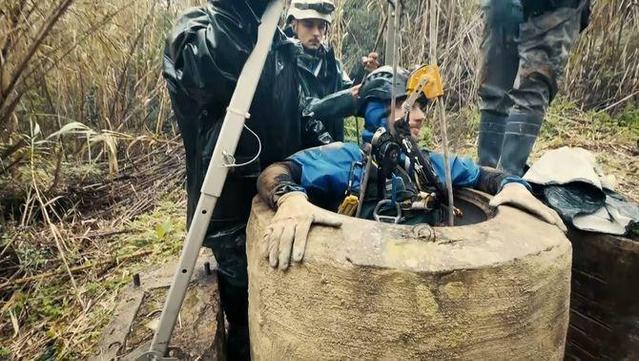 Els operaris que treballen a la mina d'aigua de Vilanova i la Geltrú sortint per una obertura que hi dona accés (3Cat)