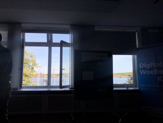 Blick aus zwei Fenstern auf die Kieler Förde bei Sonne.