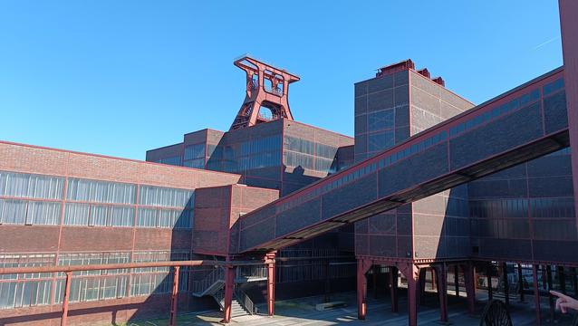 Aufzugswerk des Schachtes XII ("Doppelbock") der Zeche "Zollverein" mit umgebenden Werksgebäuden
