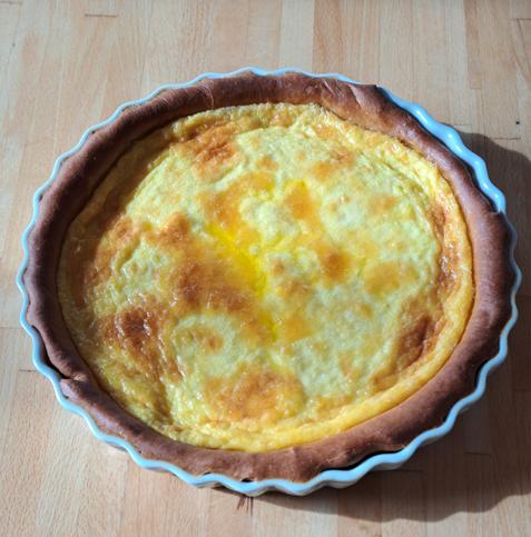 Une tarte au sucre sur une table en bois.
