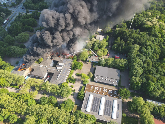 Schule von oben, Teiles das Daches sind in Brand geraten