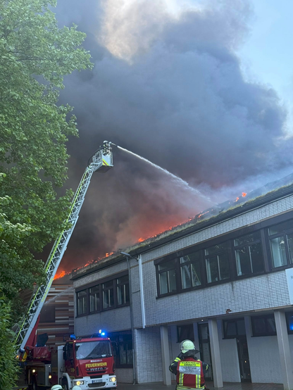 Leiterwagen löschen Feuer auf dem Dach